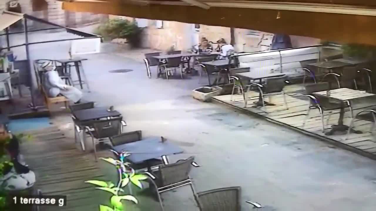 Au volant d'un camion, une femme fonce sur restaurant (Gironde)