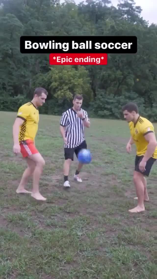 Jouer au foot avec une boule de bowling