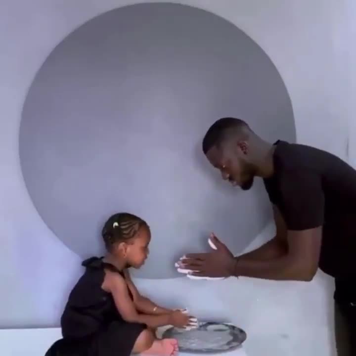 Un père peint le portrait de sa fille avec ses mains