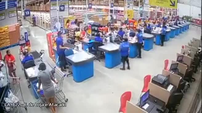 Les rayons d’un supermarché s’effondrent comme des dominos