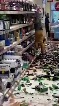 Une femme fait un carnage dans le rayon alcool d’un supermarché (Londres)