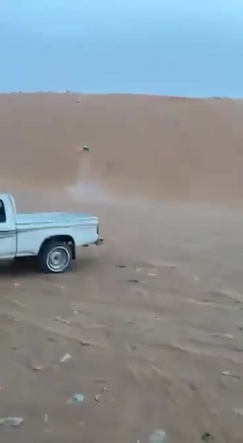 Une voiture éteint un incendie avec du sable