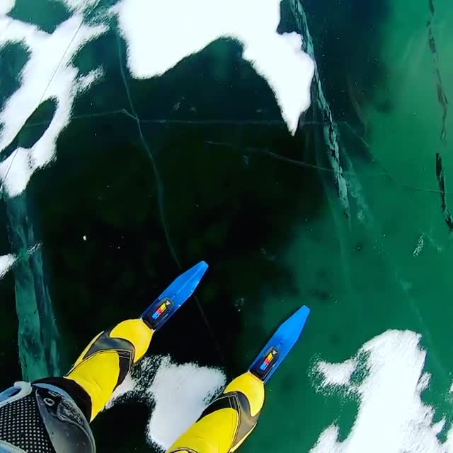 Un patineur filme l'impressionnant bruit de la glace du lac (Sibérie)