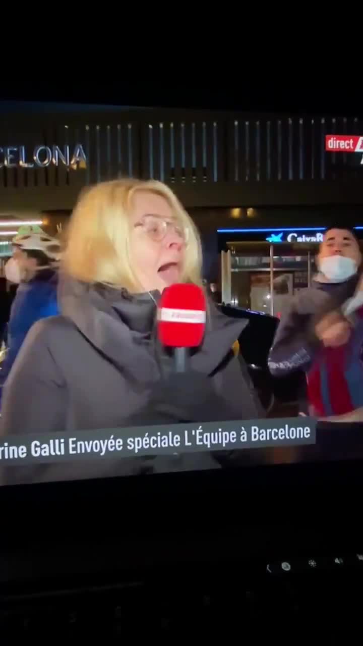 La journaliste Carine Galli perd son sang froid face à des supporters de Barcelone