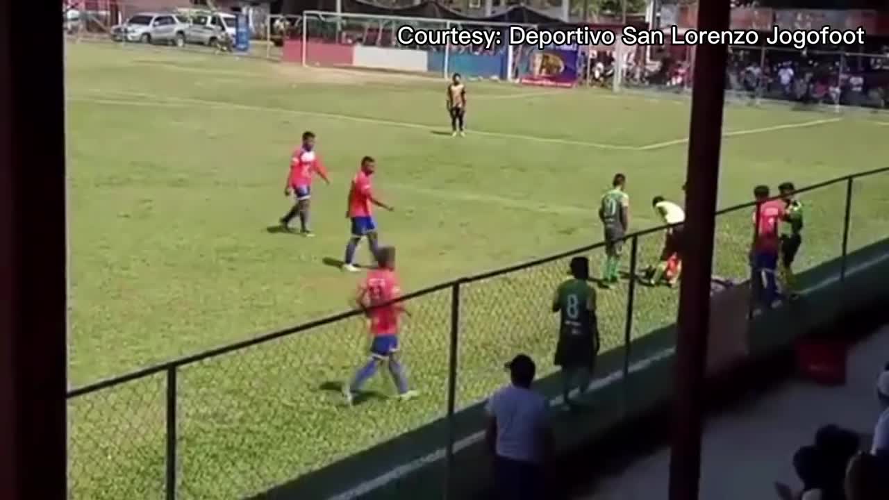 Ce footballeur simule même avec le public (Guatemala)