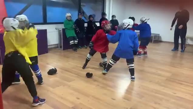 Des enfants s'entrainent à la bagarre pendant un cours de hockey sur glace