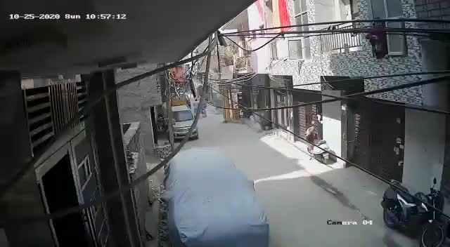 Régis sort les poubelles depuis sa fenêtre