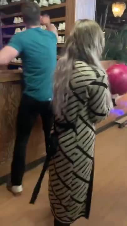 Cette fille est tellement nulle au bowling que la piste va lui laisser une seconde chance