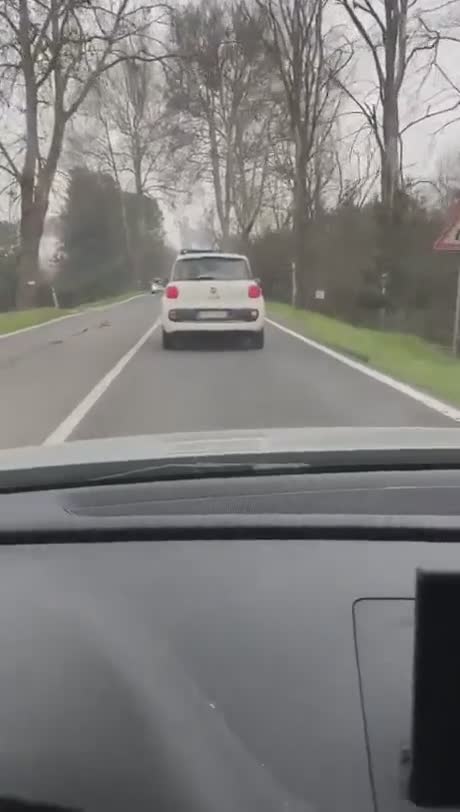 Un automobiliste italien pète un cable face à deux cyclistes qui ralentissent la circulation