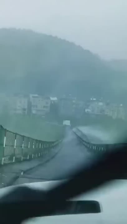 Un pont bouge pendant une tempête (Chine)