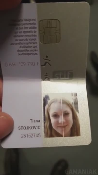 Une fille présente une vieille photo d'identité lors d'un contrôle RATP