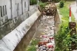 Un torrent de déchets (Indonésie)