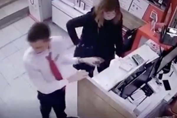 Une femme attaque un vendeur avec un Taser