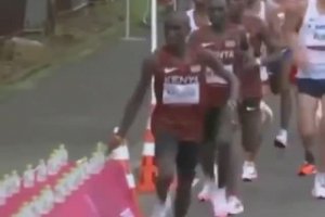 Le marathonien Morhad Amdouni fait tomber (involontairement ?) une rangée de bouteilles d’eau
