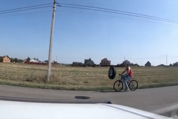 Une roue attaque un cycliste