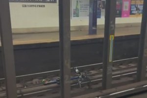 Un métro roule sur un vélo tombé sur les rails (New York)