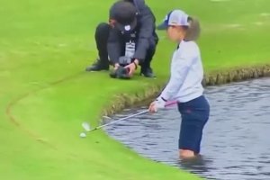 Une golfeuse se met à l'eau pour tenter un gros coup