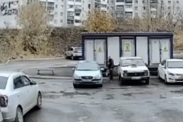 Une femme ivre sort d'un parking (Russie)