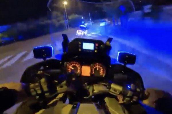 Course poursuite entre un automobiliste et deux motards de la police (Noisy-le-Sec, France)