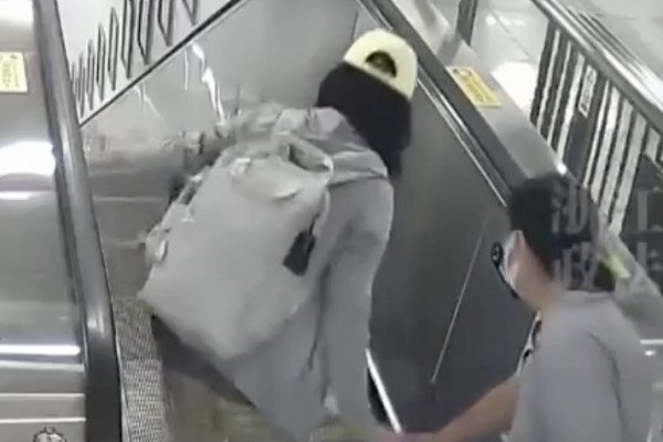Elles laissent leurs valises dans un escalator, ça termine pas très bien (Chine)