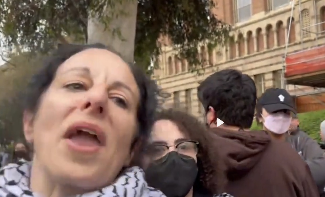 Une manifestante pro-palestinienne oublie qu'elle est filmée